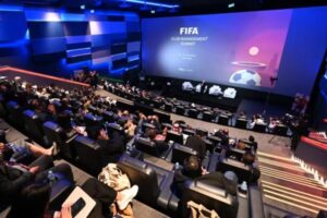 FIFA- VERS UN NOUVEAU DUEL OUVERT/STRATÉGIE DE L’UEFA : LA GUERRE D’USURE…